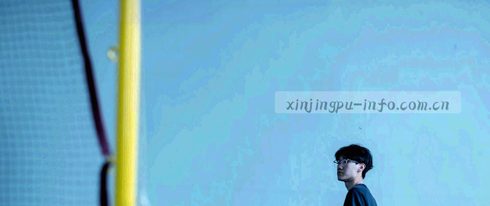 四个连续方格沿对角线推进，依次表示确认原设备、在新设备发起验证、完成身份确认、检查栏目四个动作